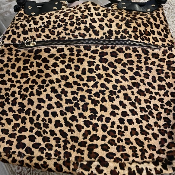Gorgeous Large leopard print handbag with zipper pockets and long strap - Picture 3 of 3